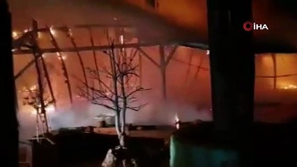 Uşak’taki yangında ahşap restoran küle döndü