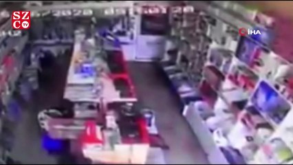 Tải video: Bingöl'de 5.6'lık deprem anı kameraya böyle yansıdı