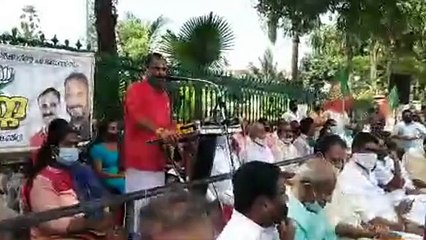 കൊവിഡ് പ്രതിരോധ പ്രവർത്തനങ്ങളിലെ പാളിച്ചകളിലും അഴിമതിയിലും പ്രതിഷേധിച്ച് സെക്രട്ടറിയേറ്റിന് മുന്നിൽ നടന്ന  ബിജെപി ധർണ്ണയിൽ നിന്ന്