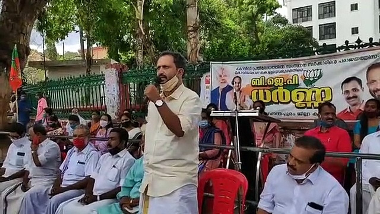 കൊവിഡ് പ്രതിരോധ പ്രവർത്തനങ്ങളിലെ പാളിച്ചകളിലും അഴിമതിയിലും പ്രതിഷേധിച്ച് സെക്രട്ടേറിയറ്റ് നടയിൽ ധർണ്ണ ബിജെപി സംസ്ഥാന അധ്യക്ഷൻ ശ്രീ കെ സുരേന്ദ്രൻ ഉദ്ഘാടനം ചെയ്യുന്നു