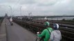 Xe máy đi với tốc độ xe đạp lên cầu Long Biên