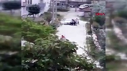 Kavga ettiği kişiye otomobille çarptığı anlar kamerada