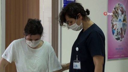 Trafik kazası sonrasında felç geçiren hasta azmederek aylar sonrasında ilk adımını attı