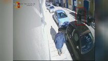 Bari: afferra per il collo 91enne e lo fa cadere per rapinarlo, identificato ed arrestato - il video diffuso sul web