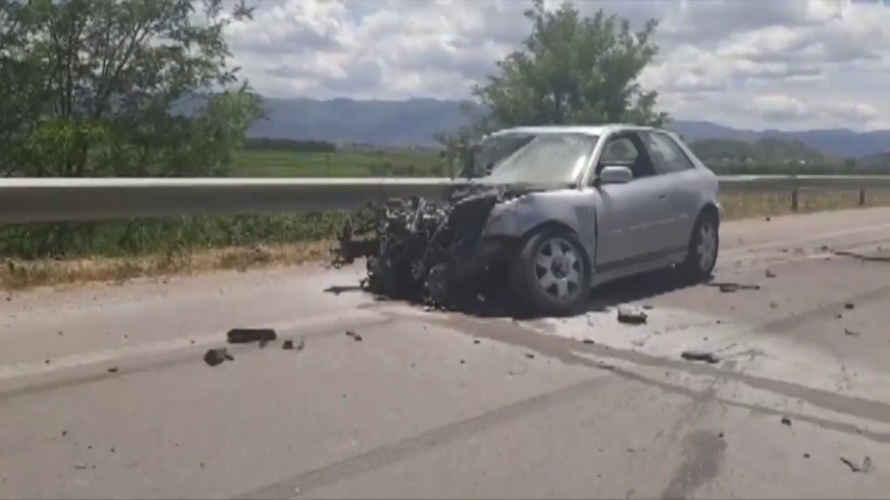 Ora News - Nuk frenon dot, makina përplas nga pas trailerin në Maliq