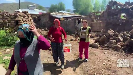 Son dakika... CNN TÜRK ekibi canlı yayında depreme yakalandı! | Video
