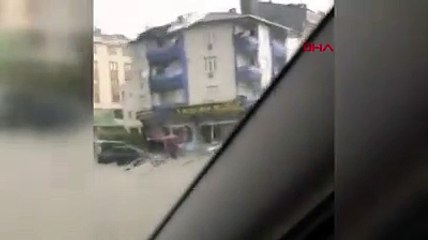 Arnavutköy'de sağanak nedeniyle yollar göle döndü