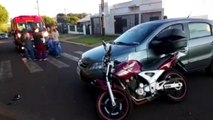 Carro e moto batem em cruzamento no Bairro Periolo e jovem fica ferido