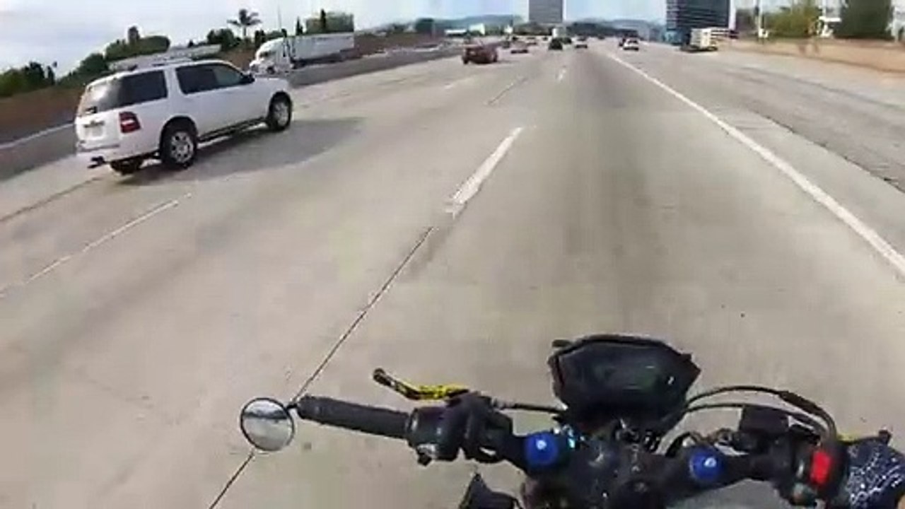 Un motard aide un automobiliste sur une autoroute