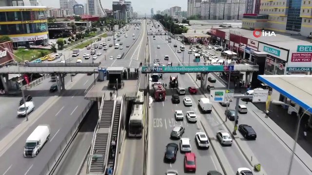 Beylikdüzü E-5'te kaza yapan ticari minibüs yandı