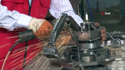 Atık malzemelerden iş makinesi, tank, uçak ve motor maketleri yaptı
