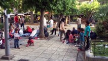 Yunanistan'da mülteciler meydanlarda sabahlıyor - ATİNA