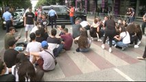 LIVE/Pas provimit të Matematikës, maturantët bllokojnë rrugën te Ministria