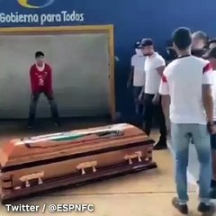 Alexander Martinez est un jeune Mexicain tué par la police, ses amis lui rendent un dernier hommage absolument génial