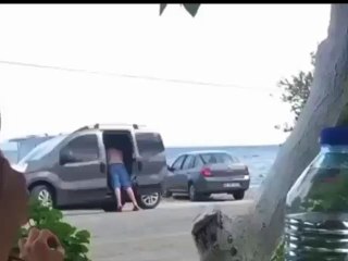 Gören 'Polis çağırın' diye bağırdı! Vatandaşların gözü önünde büyük rezalet