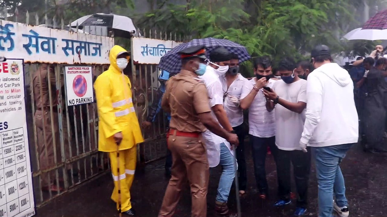 Sushant Singh Rajput Last Rites: Kriti Sanon, Shraddha Kapoor, Randeep Hooda And Others Attend His Funeral