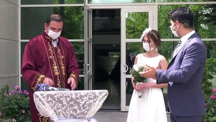 Ankara'daki çiftlerin nikahları Kovid-19 tedbirleri altında kıyılmaya başlandı (1)