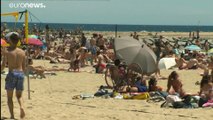 Normalleşme sürecinde açılan Barselona plajlarında sosyal mesafe alarmı