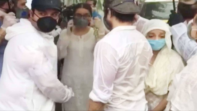 Shraddha, Rhea Chakraborty attend Sushant's last rites