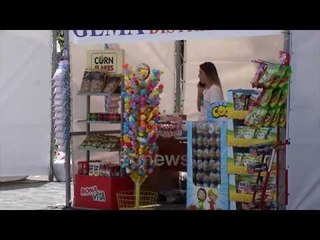 Ora News - Dhoma e tregtisë organizon aktivitetin në mes të Tiranës, nuk lëshojnë kupon tatimor