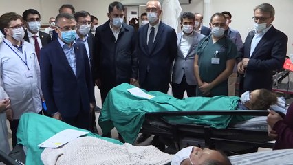 Cumhurbaşkanı Yardımcısı Oktay'dan Bingöl Devlet Hastanesindeki yaralılara ziyaret