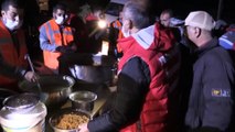 Depremden etkilenen Elmalı köyüne sıcak yemek ulaştırıldı - BİNGÖL