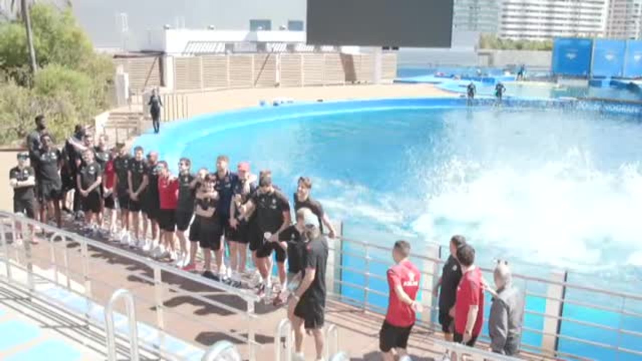 El Baskonia y el Valencia Basket se relajan entre belugas antes del reestreno de la ACB