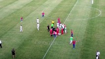 Ora News - Momente paniku në “Loro Boriçi”, pas përplasjes me kokë, lojtari i Bylisit humb ndjenjat