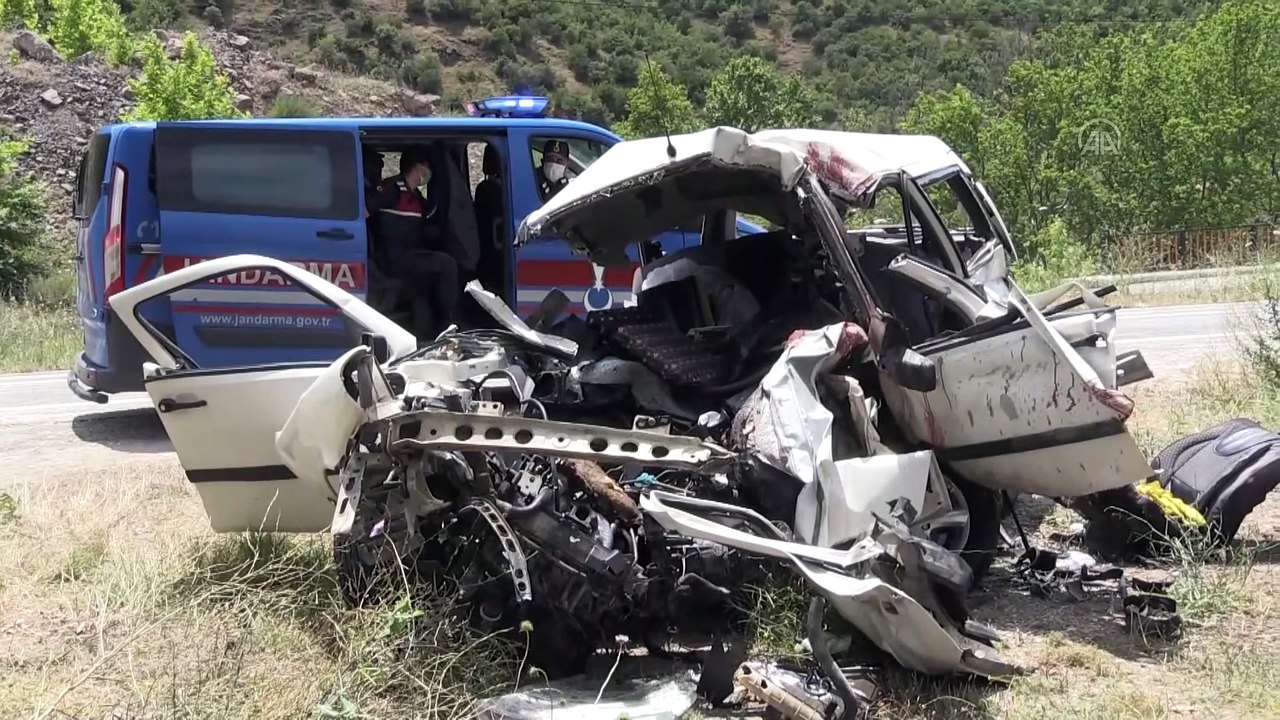 Balıkesir'de otomobil köprünün korkuluklarına çarptı: 6 ölü (2)
