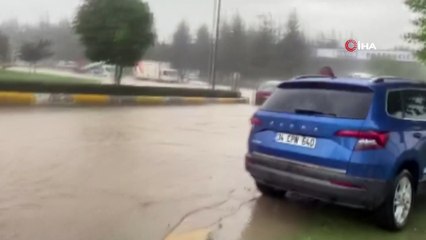 Eskişehir’i sel bastı...Caddeler göle döndü