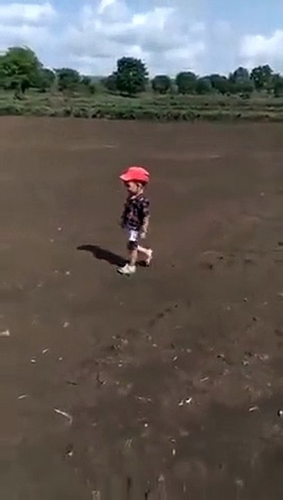 Menino tenta pegar em cobra ao brincar com o pai