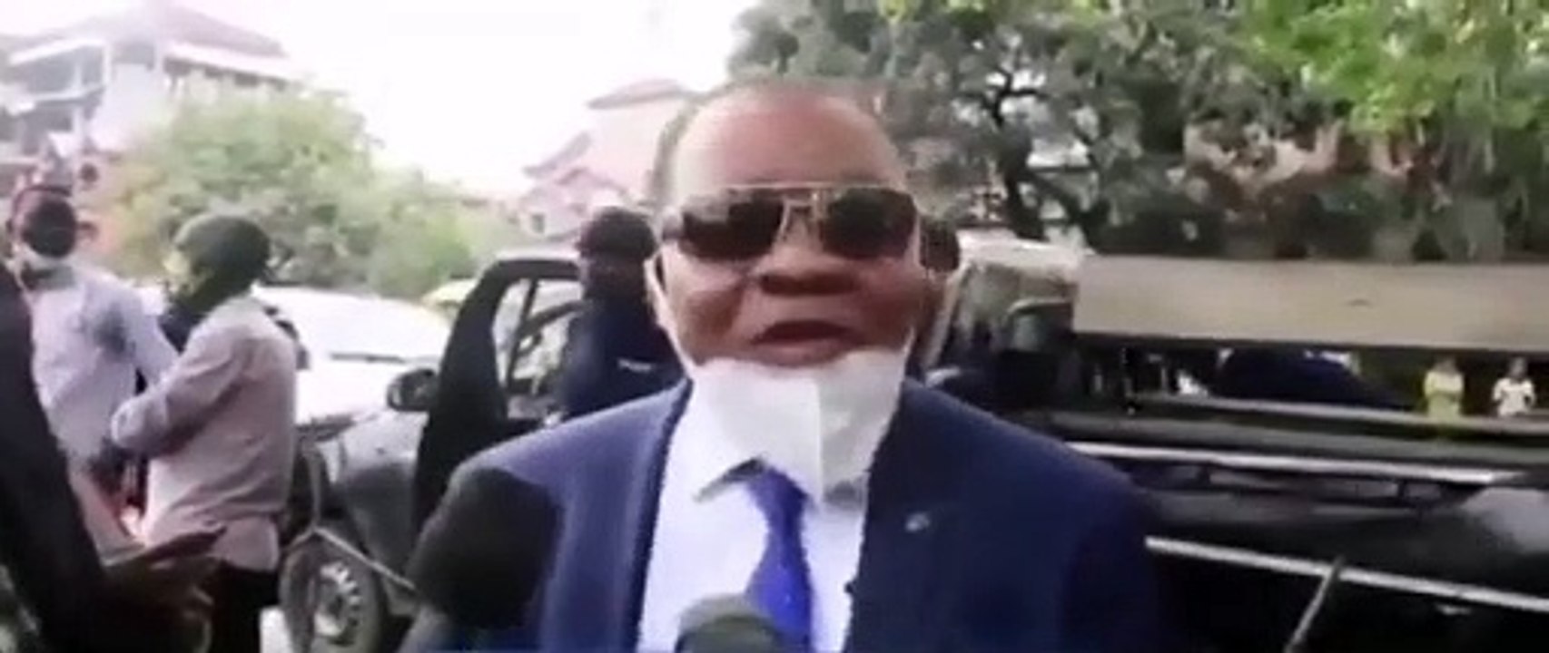 C'était un peu trop pour honorable Kokoyangi. Il a été dangereusement affecté.