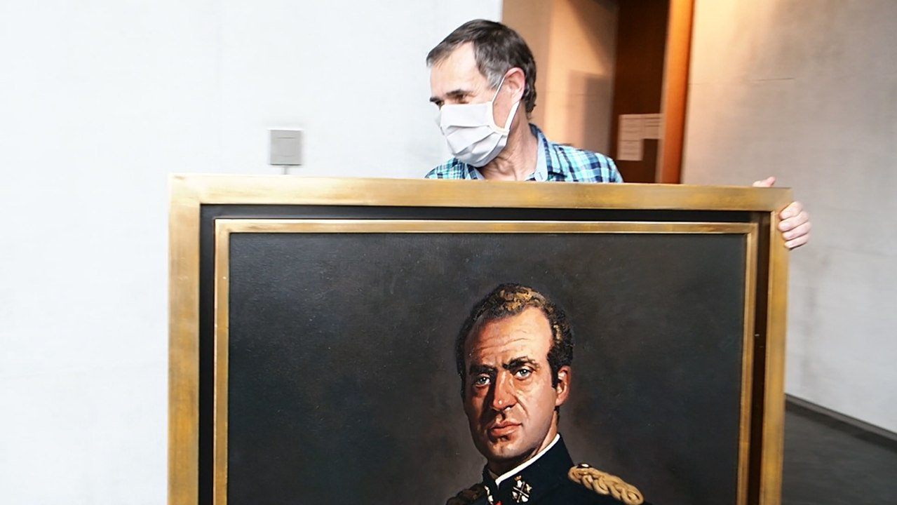 El Parlamento de Navarra retira el retrato del rey emérito Juan Carlos I