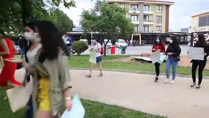 Muğla'da, üniversiteli kız öğrenciler, kadın cinayetlerine tepki gösterdi