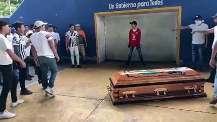 Ce joueurs de foot rendent un bel hommage à leur ami