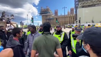 Parlamento binası önünde iki grup arasında gerginlik (2) - LONDRA