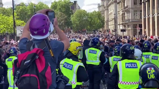 Karşıt görüşlü göstericiler arasında arbede - LONDRA