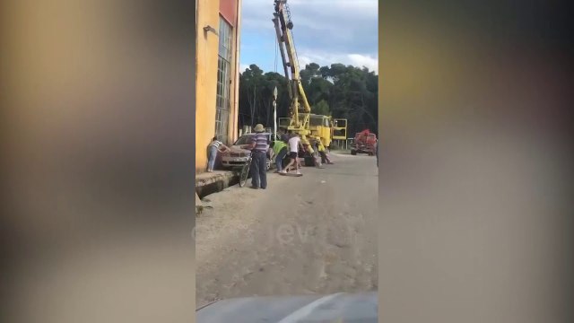 Fier: Merr kthesën në mënyrë të gabuar, automjeti tip ''Mercedes'' për pak përfundon në hidrovor