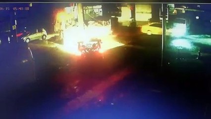 Hatları değiştirirken elektrik akımına kapıldı...O anlar kamerada