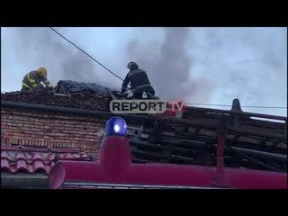 Report TV -Banesa dykatëshe në Korçë përfshihet nga flakët