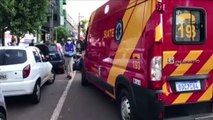 Motociclistas ficam feridos após colisão traseira, na Rua Paraná