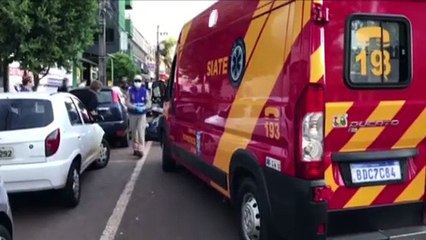 Descargar video: Motociclistas ficam feridos após colisão traseira, na Rua Paraná