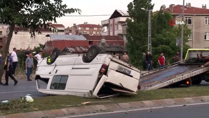 Küçükçekmece'de refüjdeki ağaca çarpan araç takla attı: 1’i ağır, 2 yaralı