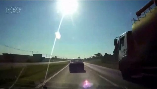 Câmera acoplada em viatura da PRF mostra ação que terminou com 159 kg de maconha apreendidos