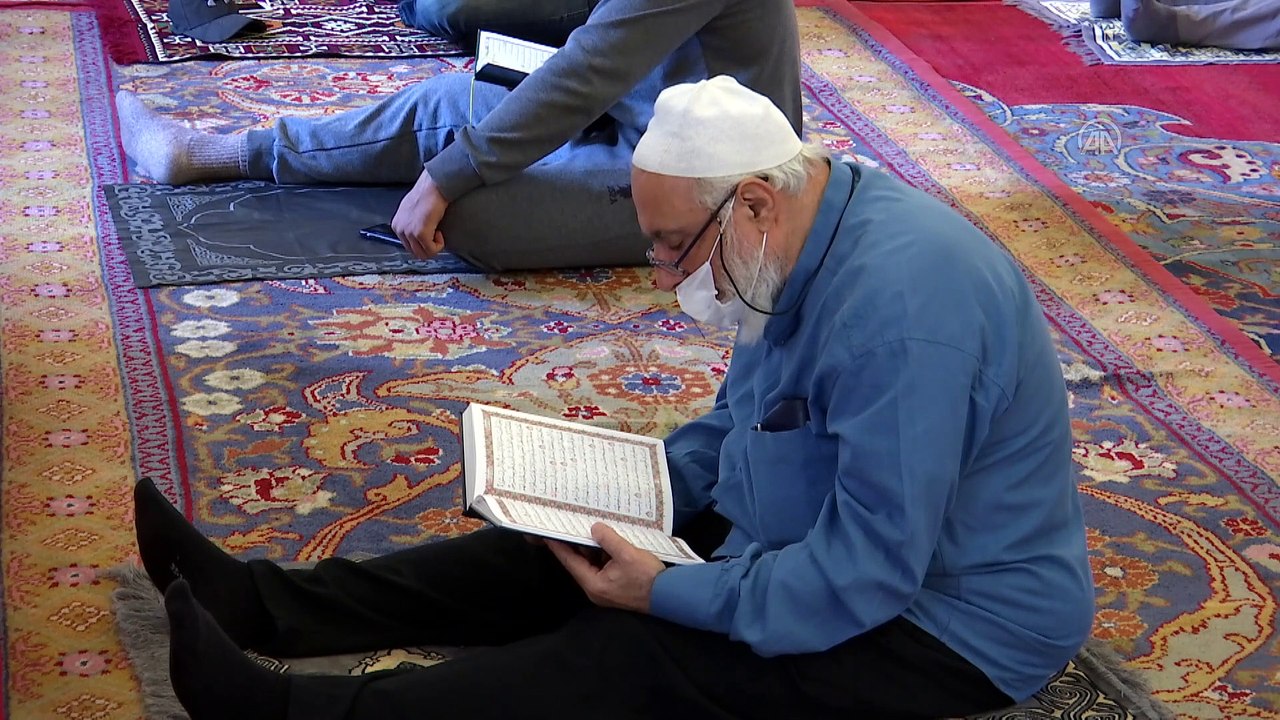 Sosyal mesafeli üçüncü cuma namazı kılındı - İSTANBUL