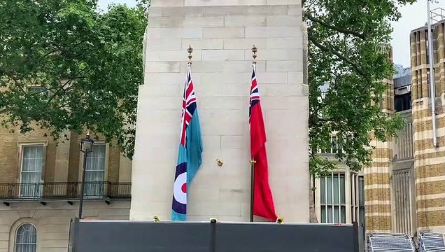 Irkçılık karşıtı yeni gösteriler öncesi Churchill'in heykeli korumaya alındı (2) - LONDRA