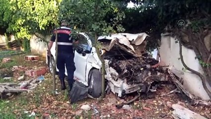 Скачать видео: Bahçe duvarına çarpan otomobildeki 5 kişi yaralandı - BURSA