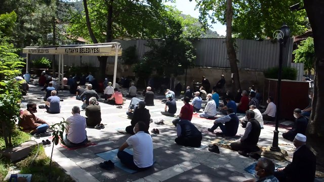 Camilerde salgın sürecindeki ikinci cuma namazı kılındı - KÜTAHYA