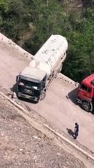 camion-demi-tour-ravin (online-video-cutter.com)