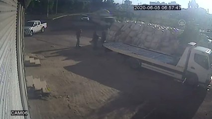 Saman yüklü kamyonun devrilme anı güvenlik kamerasında - ŞANLIURFA